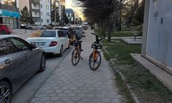 Kaldırıma bırakılan elektrikli bisikletler yayaları mağdur ediyor