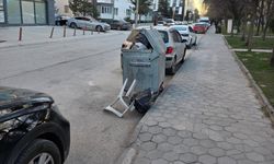 Eskişehir'de sokağa atılan plastik sandalye tepki çekti