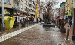 Eskişehir'de yağış etkili oldu, sokaklar boş kaldı