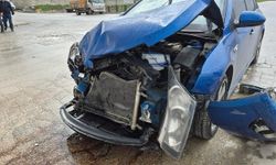 Eskişehir’de ‘dur’ levhasına uymadı: Çöp kamyonuna çarptı