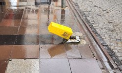 Eskişehir'de kaldırımdaki elektrik dubası tehlike saçıyor