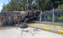 Eskişehir'de kamyon çitleri aşıp fabrika bahçesine uçtu!