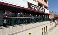Eskişehir'de her gün aynı manzara: Kuyruk dışarıya taştı!