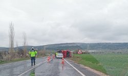 Seyitgazi-Kırka yolunda tır devrildi