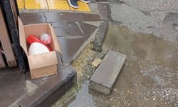 Postane Sokak'ta kaldırım taşı yerinden çıktı