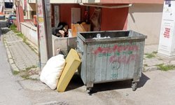 Atıklar konteyner yanına yığıldı
