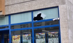 Eskişehir'de kaldırıma çıkan araç markete girdi!