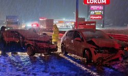 Afyon'da kar yağdı: Zincirleme kazada 8 kişi yaralandı