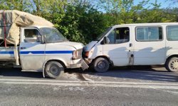 Osmaneli’nde iki araç kafa kafaya çarpıştı!
