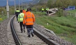 Kütahya’da yolcu treni kamyoneti biçti: Sürücü can verdi!