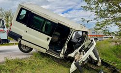 Afyon'da kontrolden çıkan minibüs ağaca çarparak durdu!