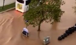 Bozüyük'ü sel vurdu: Araçlar su altında kaldı!