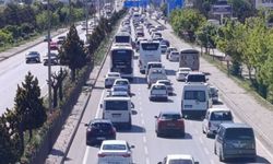 Tatilciler yola çıktı, kavşaklarda araç kuyrukları oluştu!