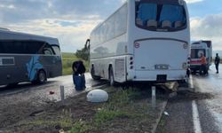 Tur otobüsü refüje saplandı, 16 kişi yaralandı
