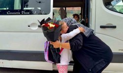 Kendisine emanet edilen minikleri 'Anne' şefkatiyle taşıyor