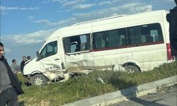 Alpu yolunda kaza: İşçi servisiyle otomobil çarpıştı!