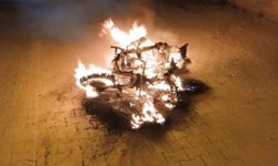 Eskişehir'de sinir krizi geçirdi, motosikletini aleve verdi!