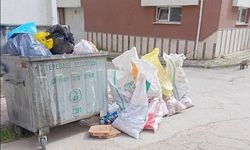 Eskişehir'de çuvallar yine kaldırımı kapattı