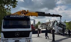 Tır refüje yattı: Kaza hasarla atlatıldı