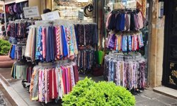 Eskişehir'de kaldırımlar esnafın sergi alanına dönüştü