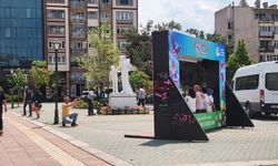 Eskişehir göbeğindeki pano vatandaşın ilgi odağı oldu!