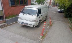 Eskişehir'de merdiven altına park eden araç dikkat çekti