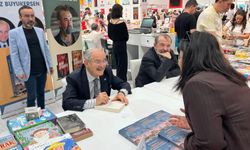 Yılmaz Büyükerşen kitap fuarında kitap imzaladı!