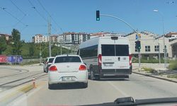 Yeşil ışıkta tehlikeli hamle, facia kıl payı önledi!