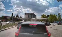 Eskişehir'de yeşil ışıkta bekledi, sürücüleri çileden çıkardı!