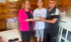 Eskişehir'de öğrenciler yerde buldukları cüzdanı muhtarlığa götürdüler