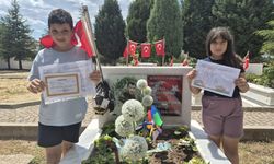 Şehit babalarının karnelerini mezarına götürdüler