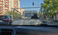 Eskişehir’de kamyonet kasasındaki seyahat pes dedirtti!