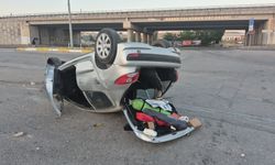 Eskişehir'de sabaha karşı kaza: Refüje çarpıp takla attı!