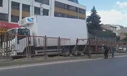 El freni çekilmeyen kamyonu korkuluklar durdurdu!