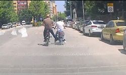 Eskişehir trafiğinde tehlikeli anlar: Motosiklet böyle ilerletildi!