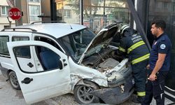 Eskişehir'de kavşakta feci kaza: İş yerinin duvarına çarptı