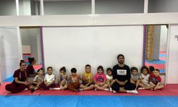 Küçük cimnastikçiler sıkı çalışıyor
