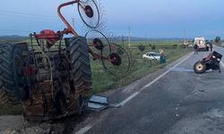 Otomobilin çarptığı traktör parçalandı: 3 yaralı