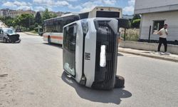 Vadişehir’de korkutan kaza: PTT aracı yan yattı