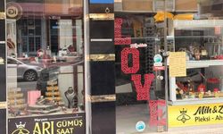 Afyon'da esnaf cam silmekten yoruldu, bıraktığı not güldürdü!