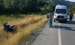 Eskişehir yolunda motosiklet tarlaya savruldu
