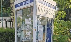 Eskişehir'de zamana meydan okuyan telefon kulübesi