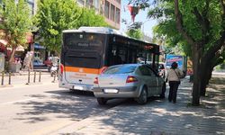 Eskişehir'de caddeye park edilen araç trafiği aksattı!