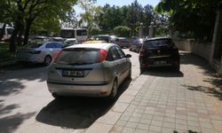 Eskişehir’de kaldırım işgali vatandaşı isyan ettirdi