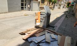 Eskişehir’de sokağın ortasına bırakıp gittiler: Vatandaş çileden çıktı!