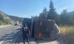 Bilecik’te tır yan yattı: Yaralanan olmadı