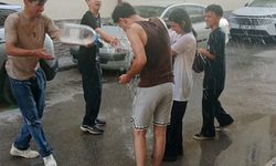 Eskişehir'de sıcaktan bunalan gençlerden su savaşı