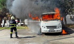 Bilecik park halindeki Minibüs Alev Alev Yandı: