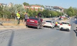 Eskişehir'de kaza sonrası yola dökülen yağ sürücülere zor anlar yaşattı!