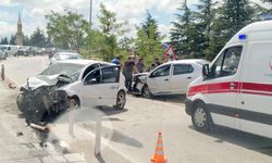 Eskişehir'de araçlar kafa kafaya çarpıştı!